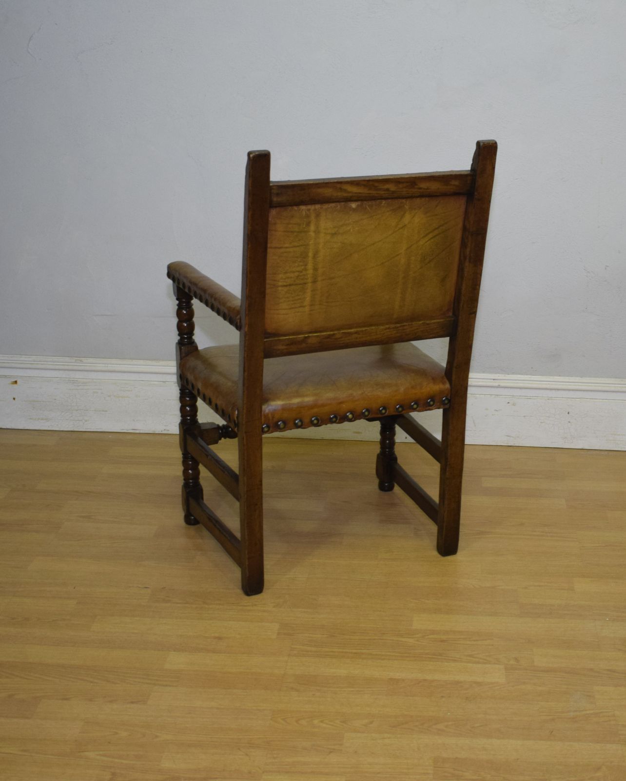 photo vintage Early 20th Century Carved Oak Armchair