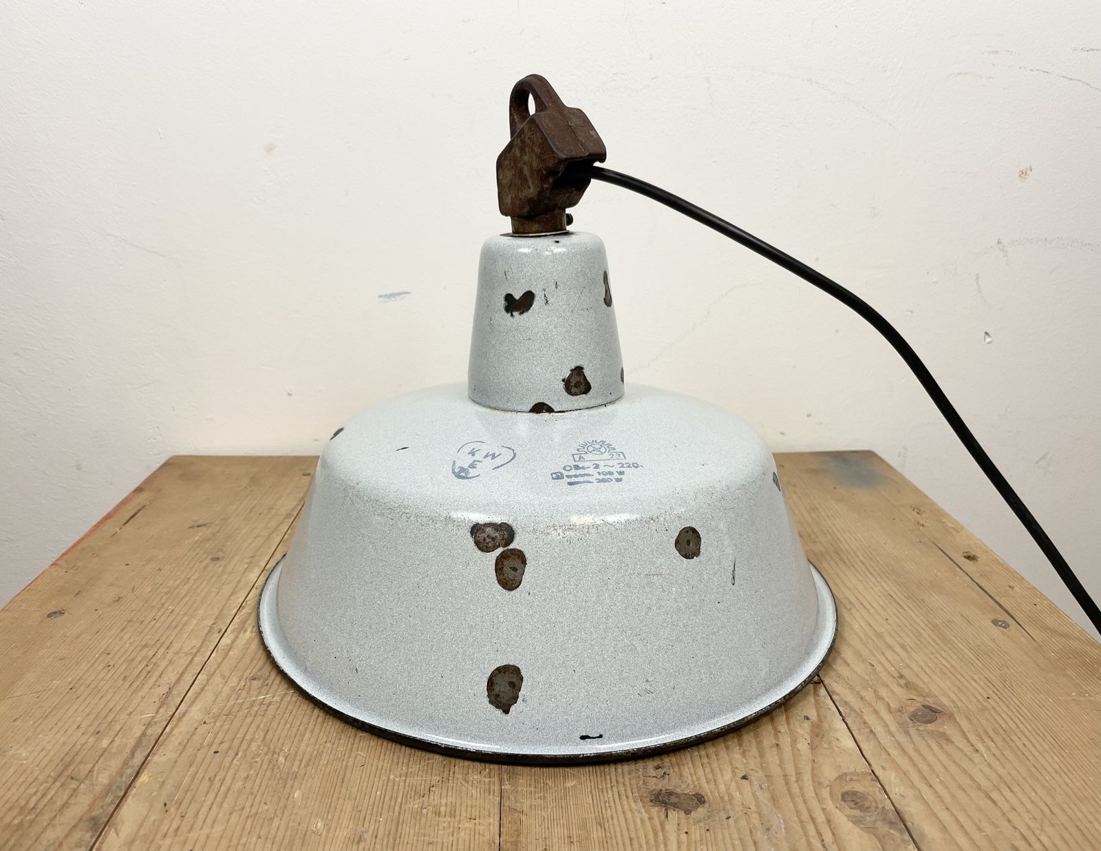 photo vinterior Industrial Grey Enamel Factory Lamp With Cast Iron Top, 1960s  2x