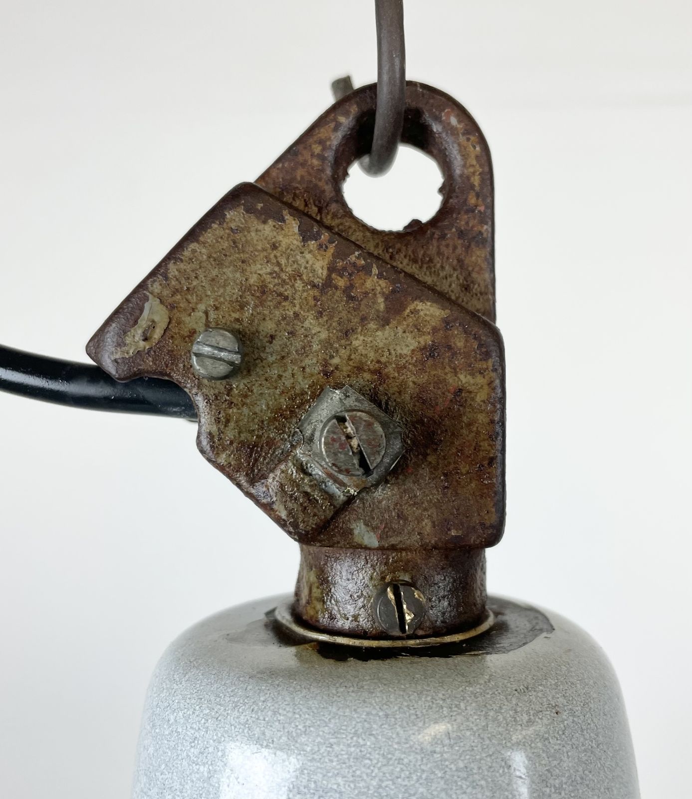 photo vintage Industrial Grey Enamel Factory Lamp With Cast Iron Top, 1960s  2x