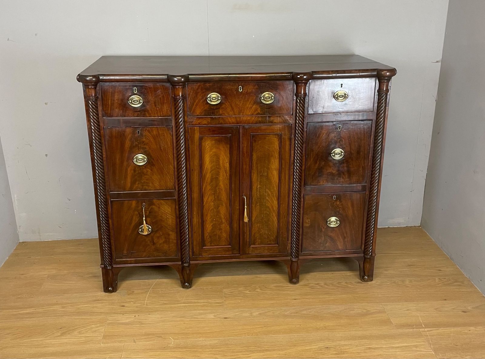 photo vinterior Regency Flame Mahogany Sideboard