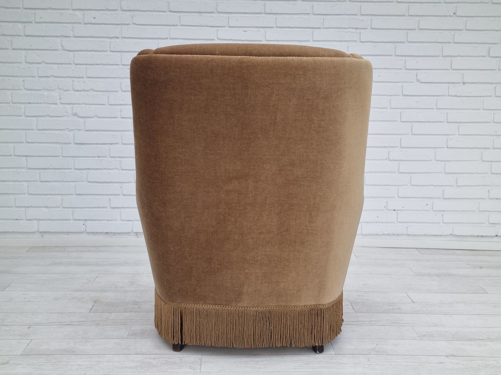 Jaren 1960, Deense fauteuil met hoge rug, bekleding in groen velours photo vinterior