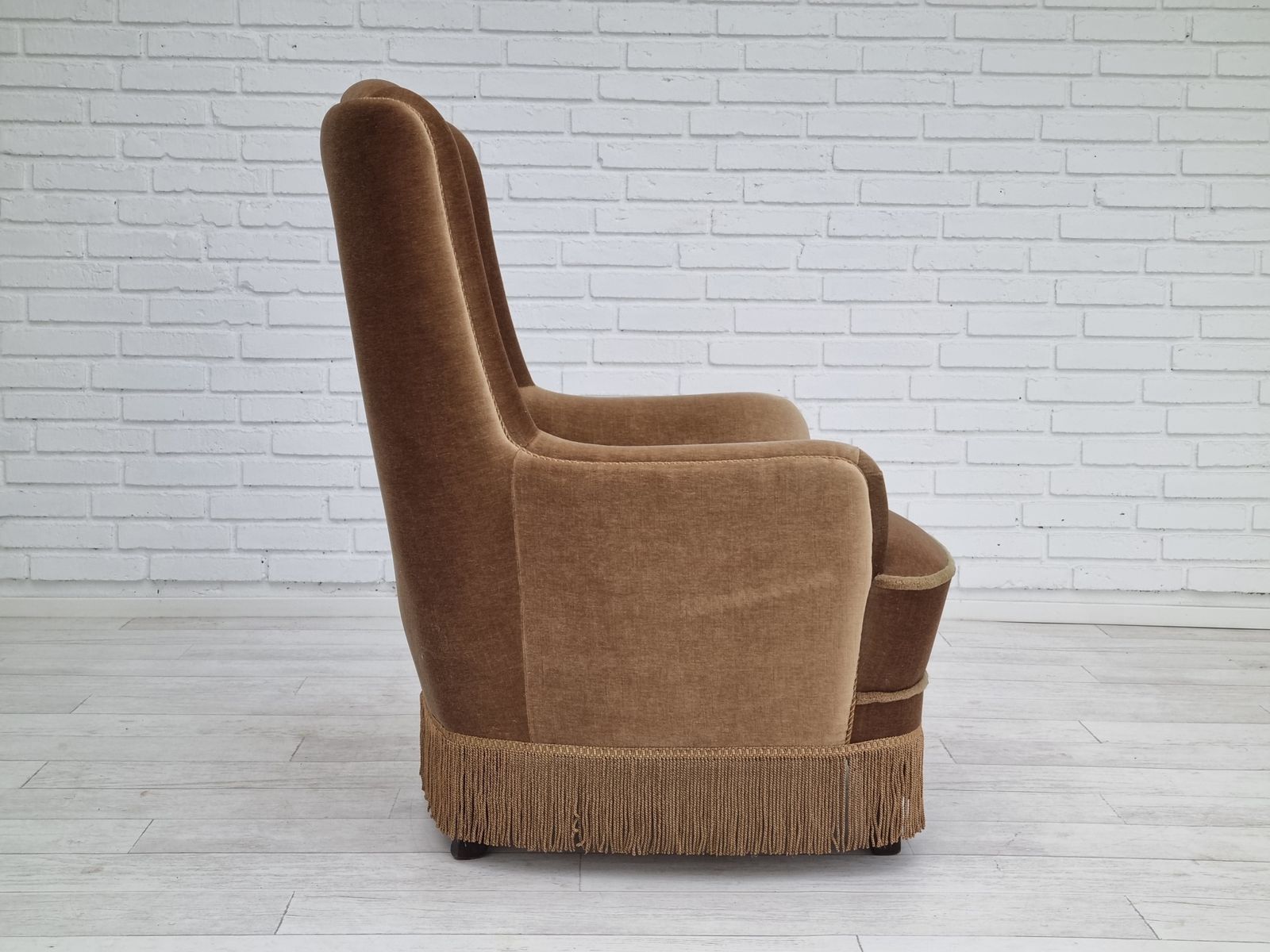 Jaren 1960, Deense fauteuil met hoge rug, bekleding in groen velours photo vintage