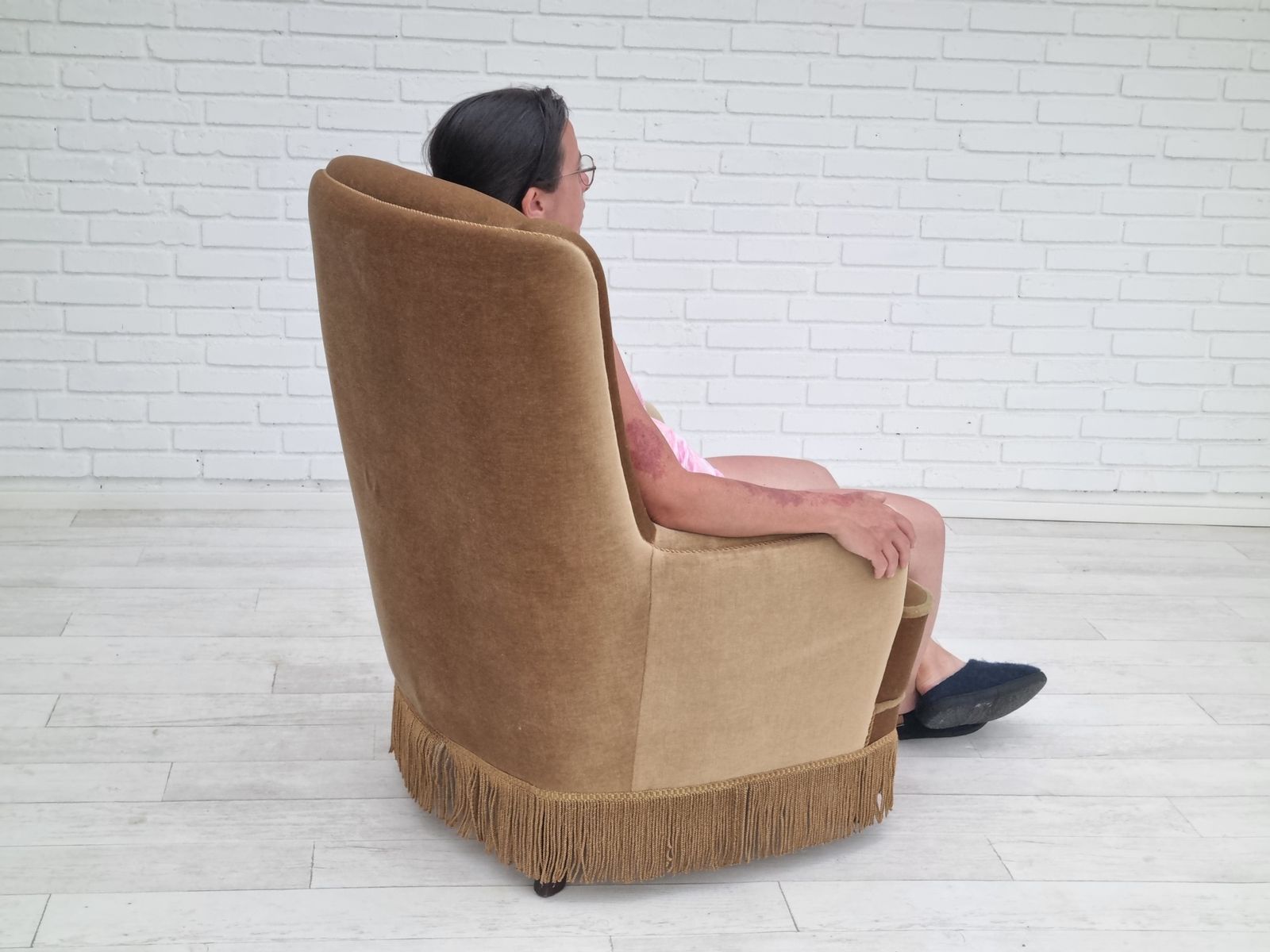 photo vintage Jaren 1960, Deense fauteuil met hoge rug, bekleding in groen velours