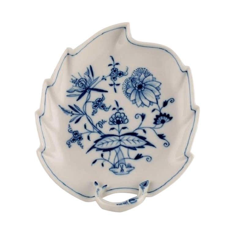 Leaf Shaped Meissen Blue Onion Dish In Hand Painted Porcelain, Early 20th C photo vinterior