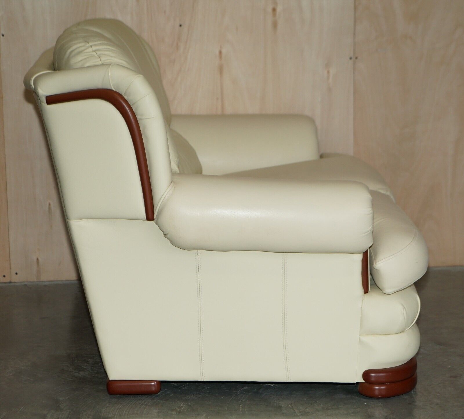 Furniture Comfortable Pair Of English Two & Three Seater Thomas Lloyd Cream Leather Sofas photo