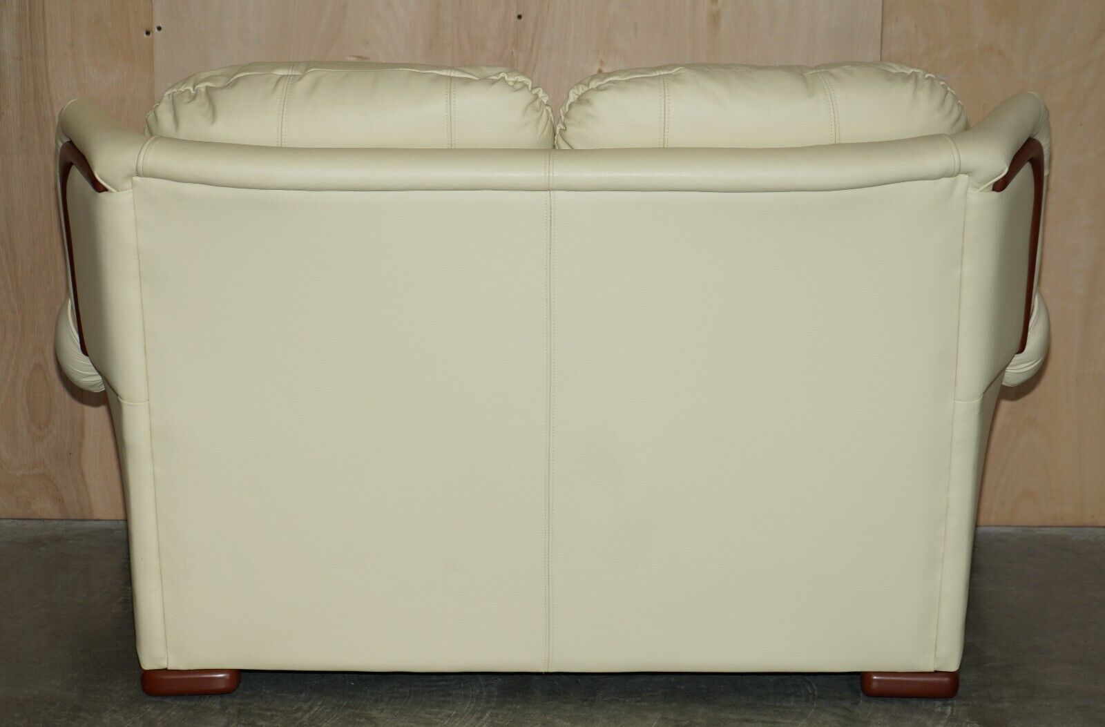 1750.0 Comfortable Pair Of English Two & Three Seater Thomas Lloyd Cream Leather Sofas photo