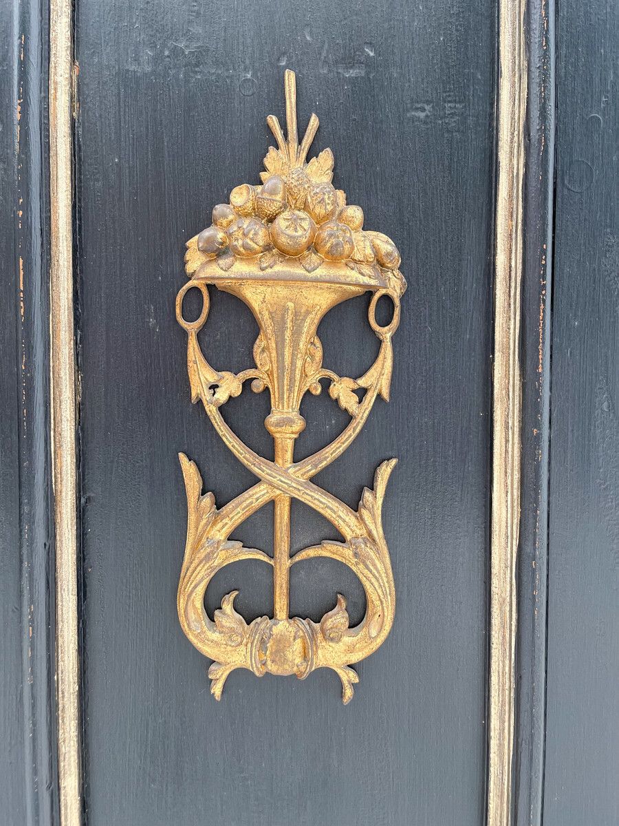 Antique Wooden Cabinet In Black & Gold photo vinterior