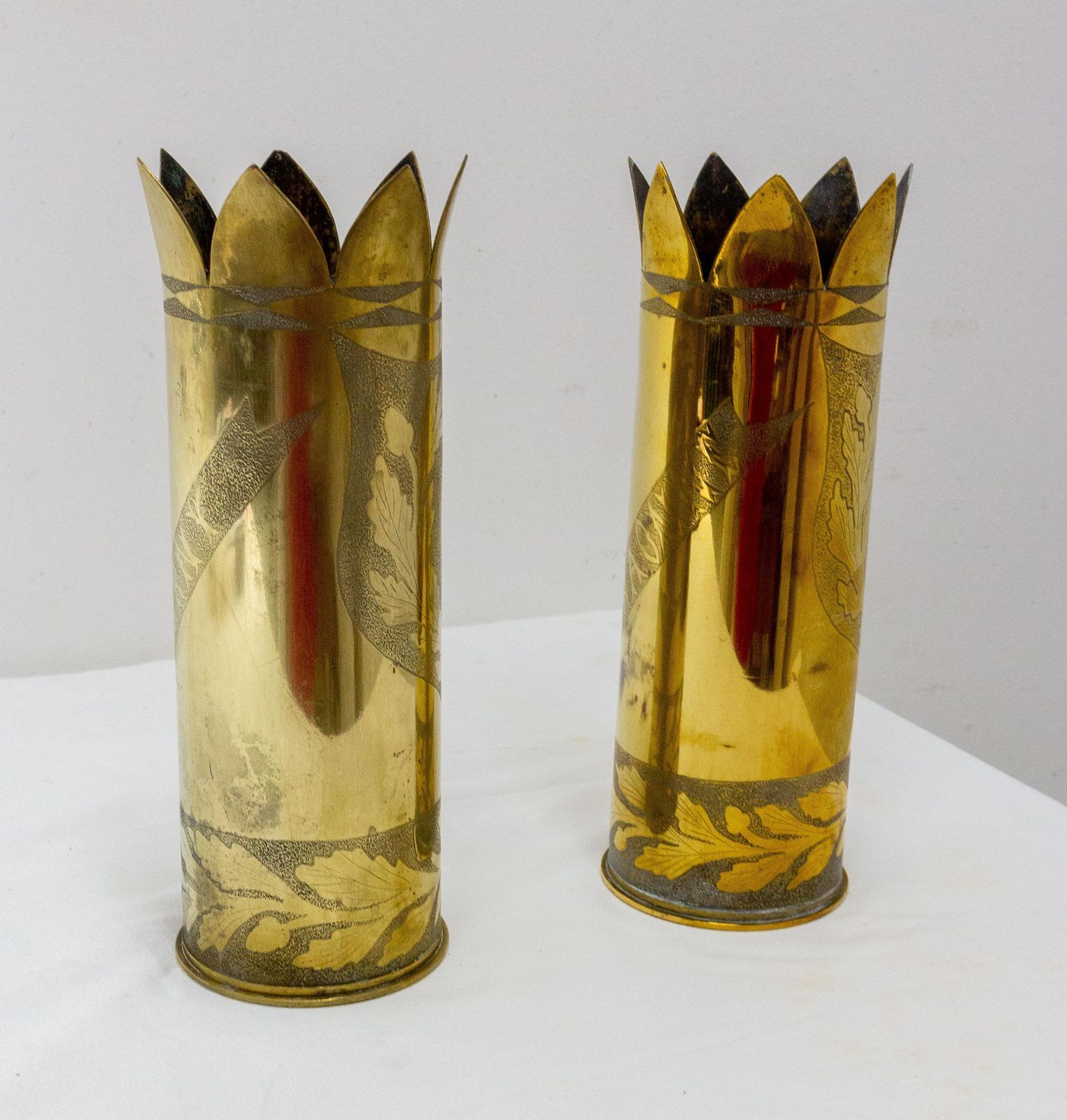 Paire d'étuis d'obus en laiton gravé, artillerie de tranchée, Première Guerre mondiale, France photo furniture