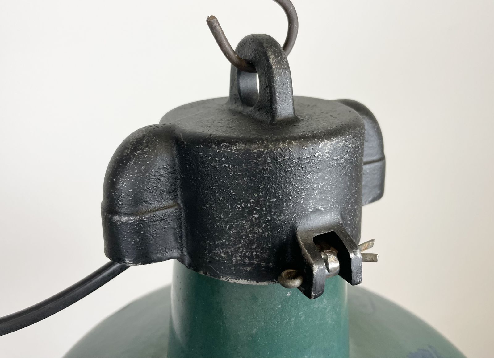 photo vintage Industrial Green Enamel Factory Lamp With Cast Iron Top, 1960s, 6x