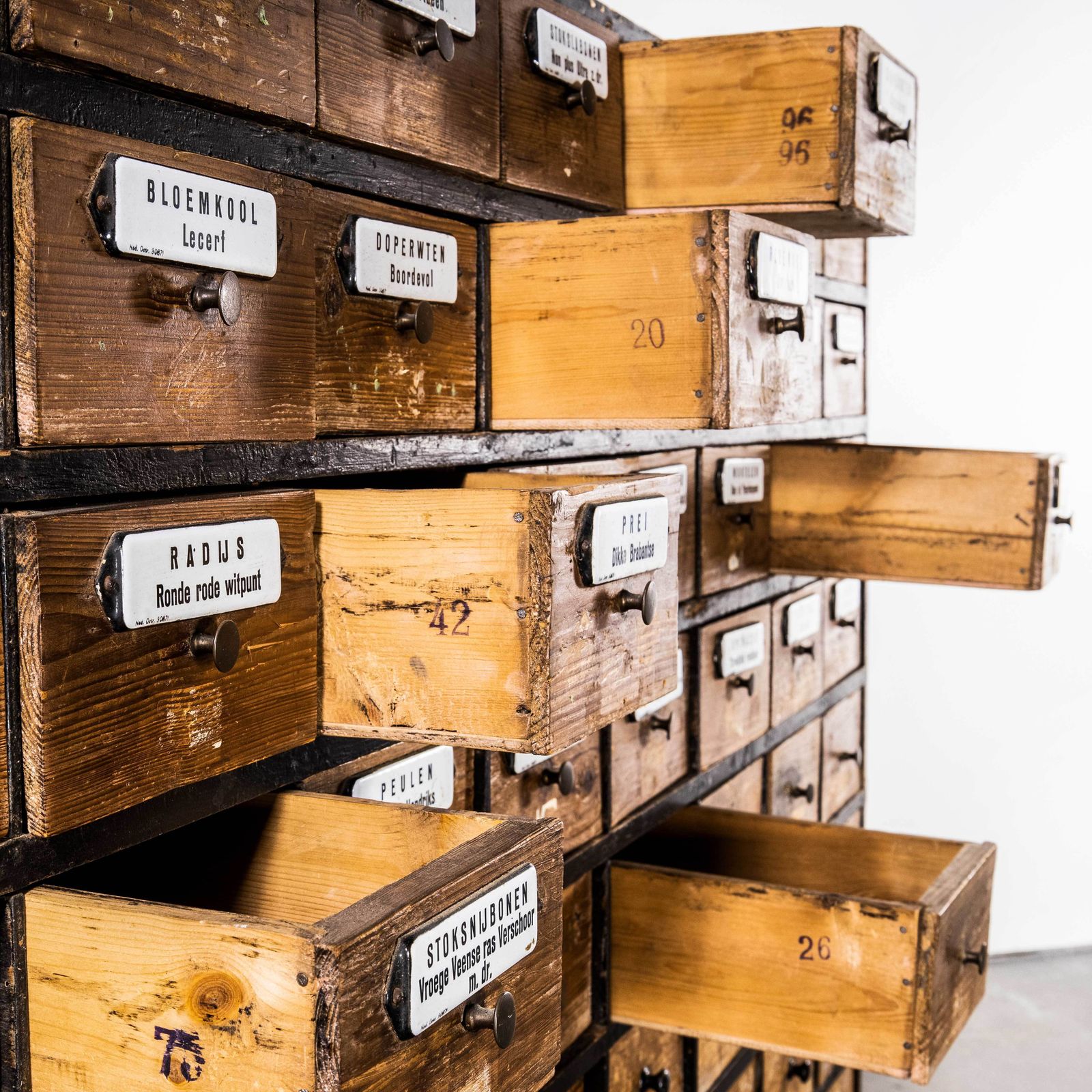 photo vinterior 1950’s Very Large Dutch Seed Bank Of Drawers – One Hundred Drawers (1673)