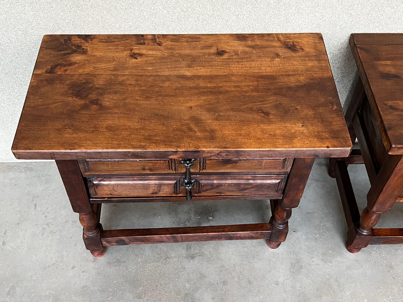Paire de tables de chevet espagnoles du XXe siècle, deux tiroirs et quincaillerie en fer photo buy