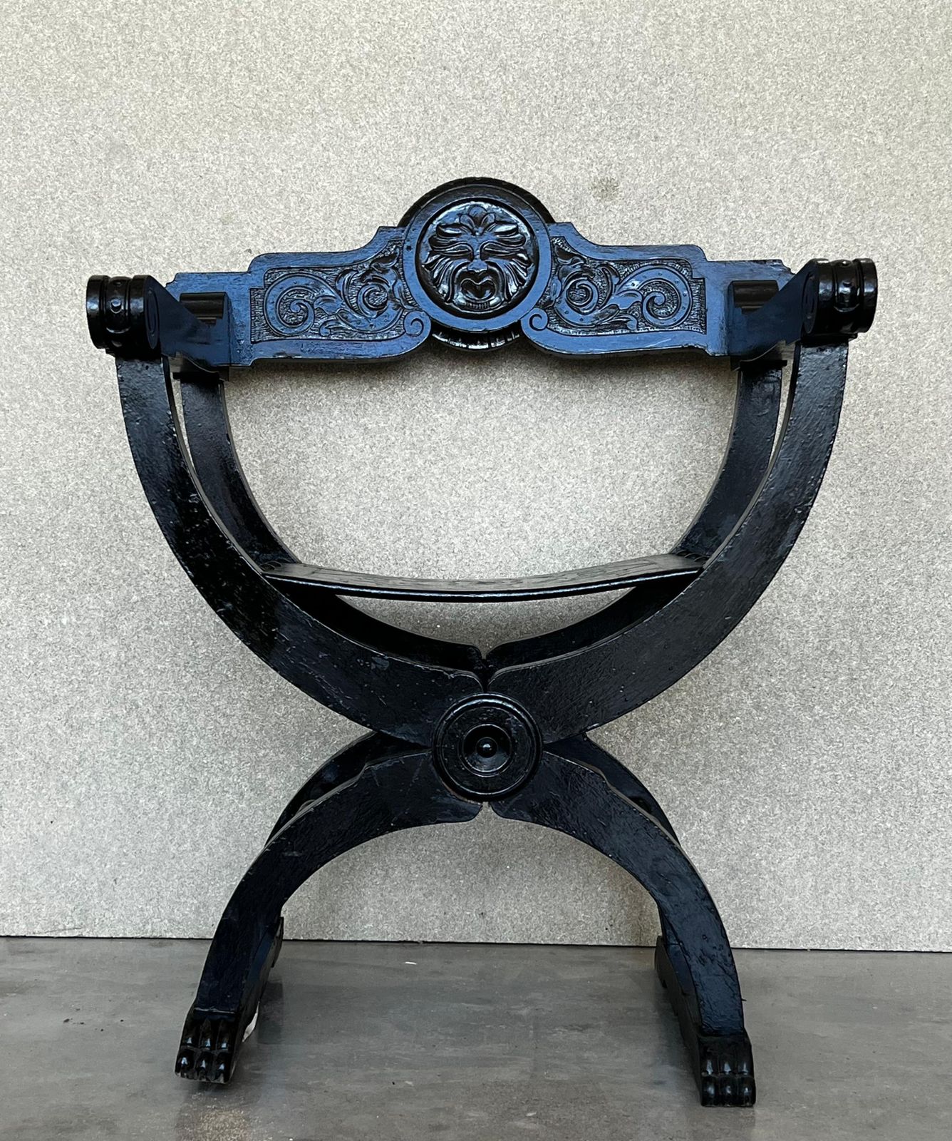 Paire de bancs Savonarola en noyer sculpté et cuir repoussé, XIXe siècle photo furniture
