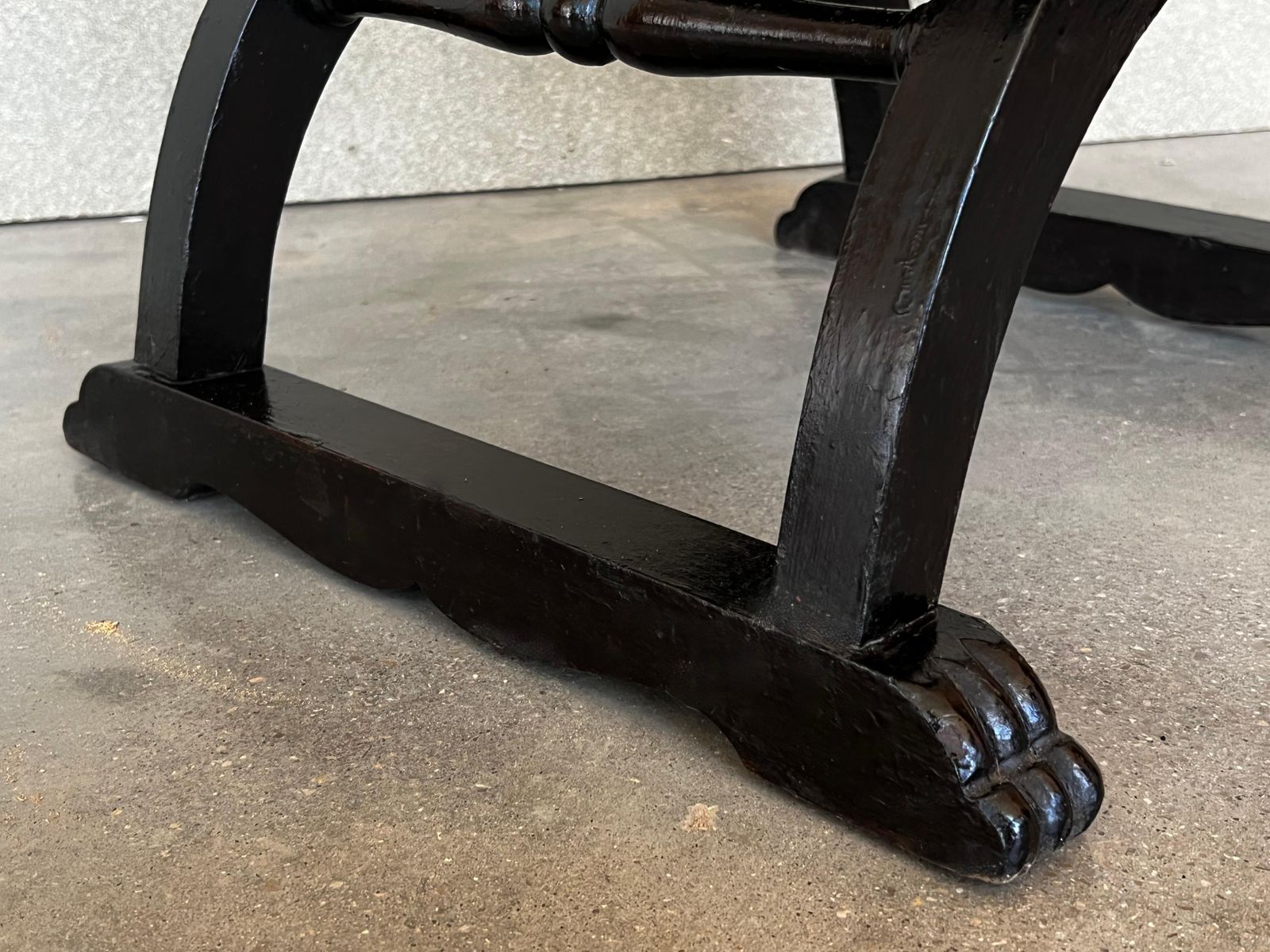 photo for sale Paire de bancs Savonarola en noyer sculpté et cuir repoussé, XIXe siècle