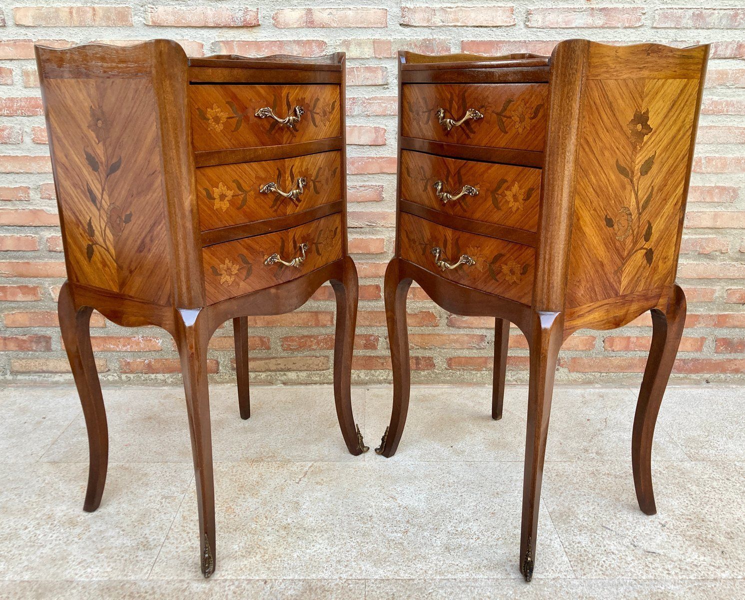 Franse Nachtkastjes In Walnoot Met Bloemenmozaïek En Brons, Ca. Jaren 1940 – Set Van 2 photo furniture