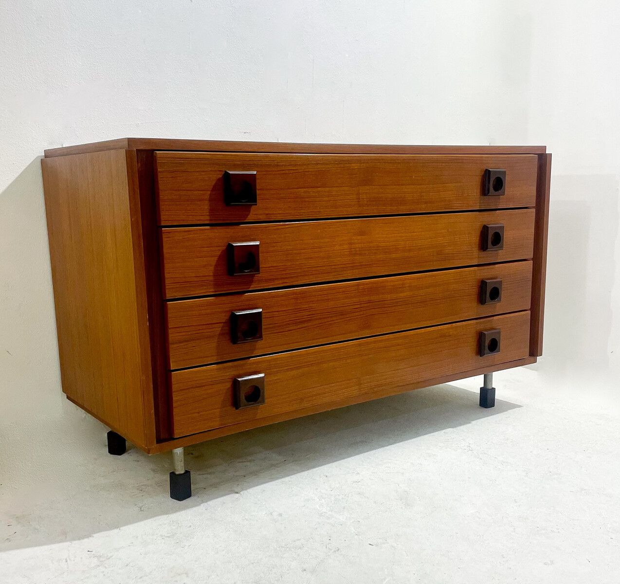 Mid Century Modern Chest Of Drawers With Square Handles