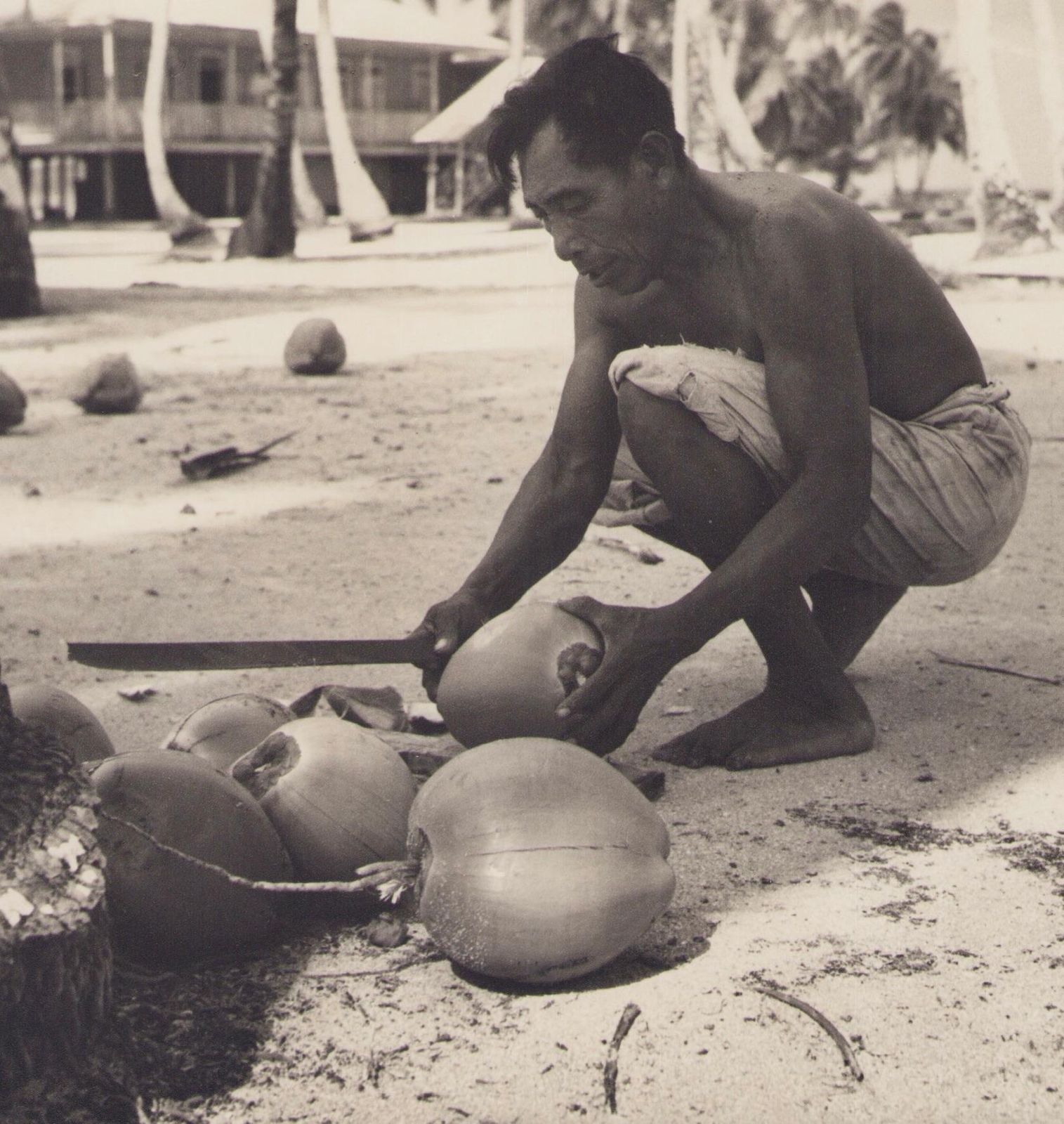 Hanna Seidel Panama, Man, Coconut, Black And White Photography, 1960s, 23,2 X 17,2 Cm Ca. 1960s photo furniture