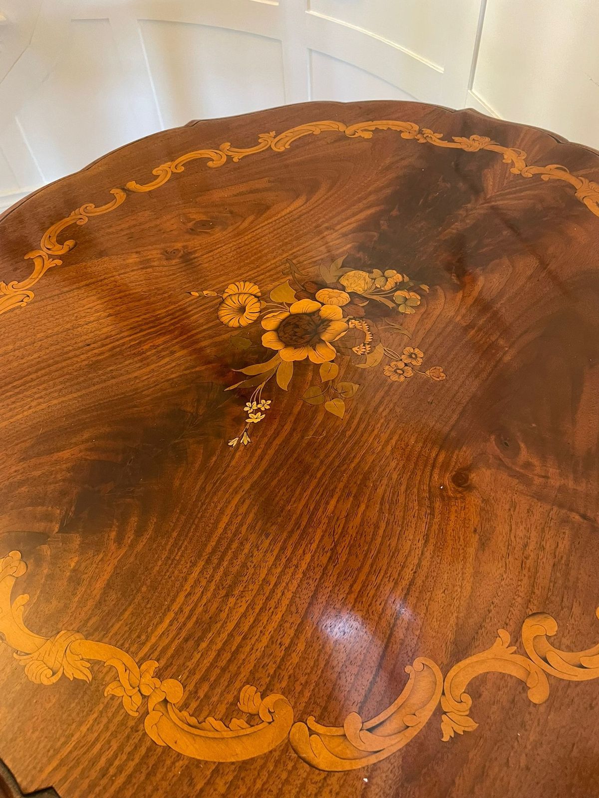 photo vintage Outstanding Quality Large Antique Walnut Marquetry Inlaid Lamp Table