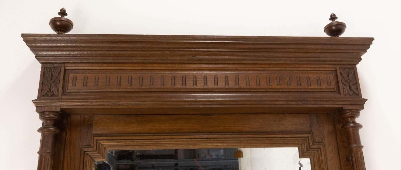 Miroir français biseauté à colonnettes, cadre en chêne de style Louis XVI, fin du XIXe siècle photo 911.2