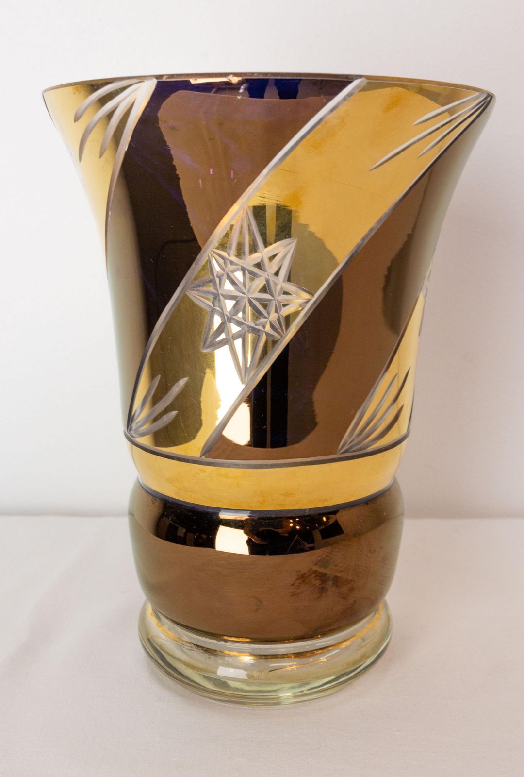 Vase français en verre bronzé et doré, étoiles gravées, vers 1960 photo furniture