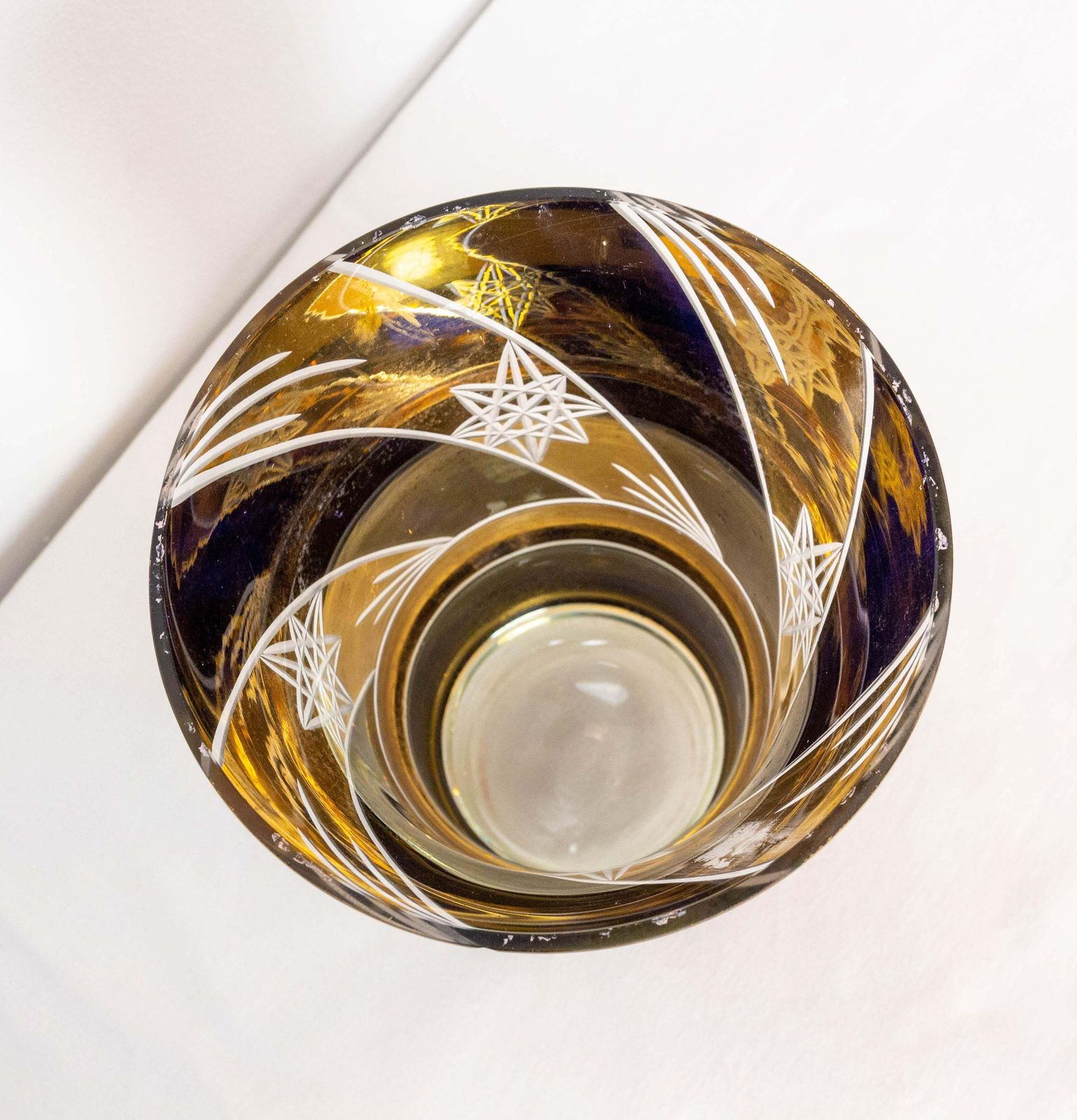 Vase français en verre bronzé et doré, étoiles gravées, vers 1960 photo buy