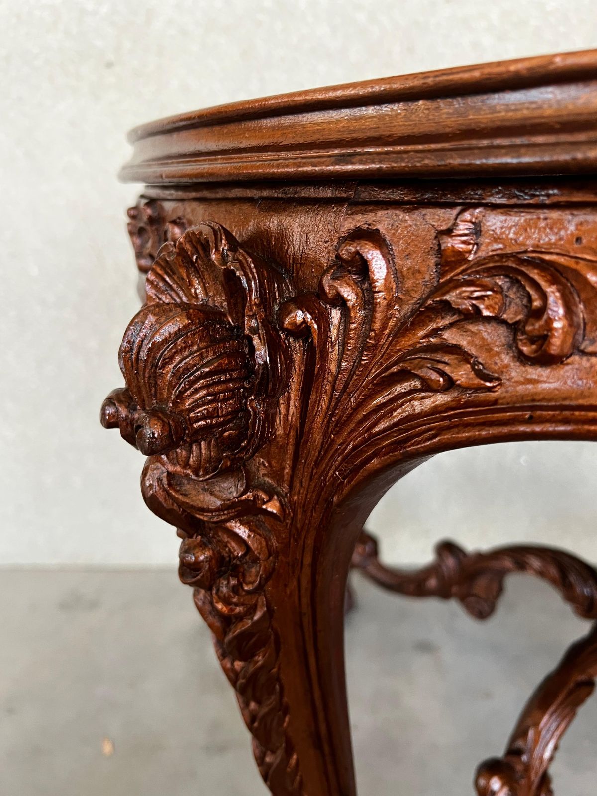 photo furniture Table d'appoint espagnole Mariano Garcia du XXe siècle, plateau et pieds richement sculptés