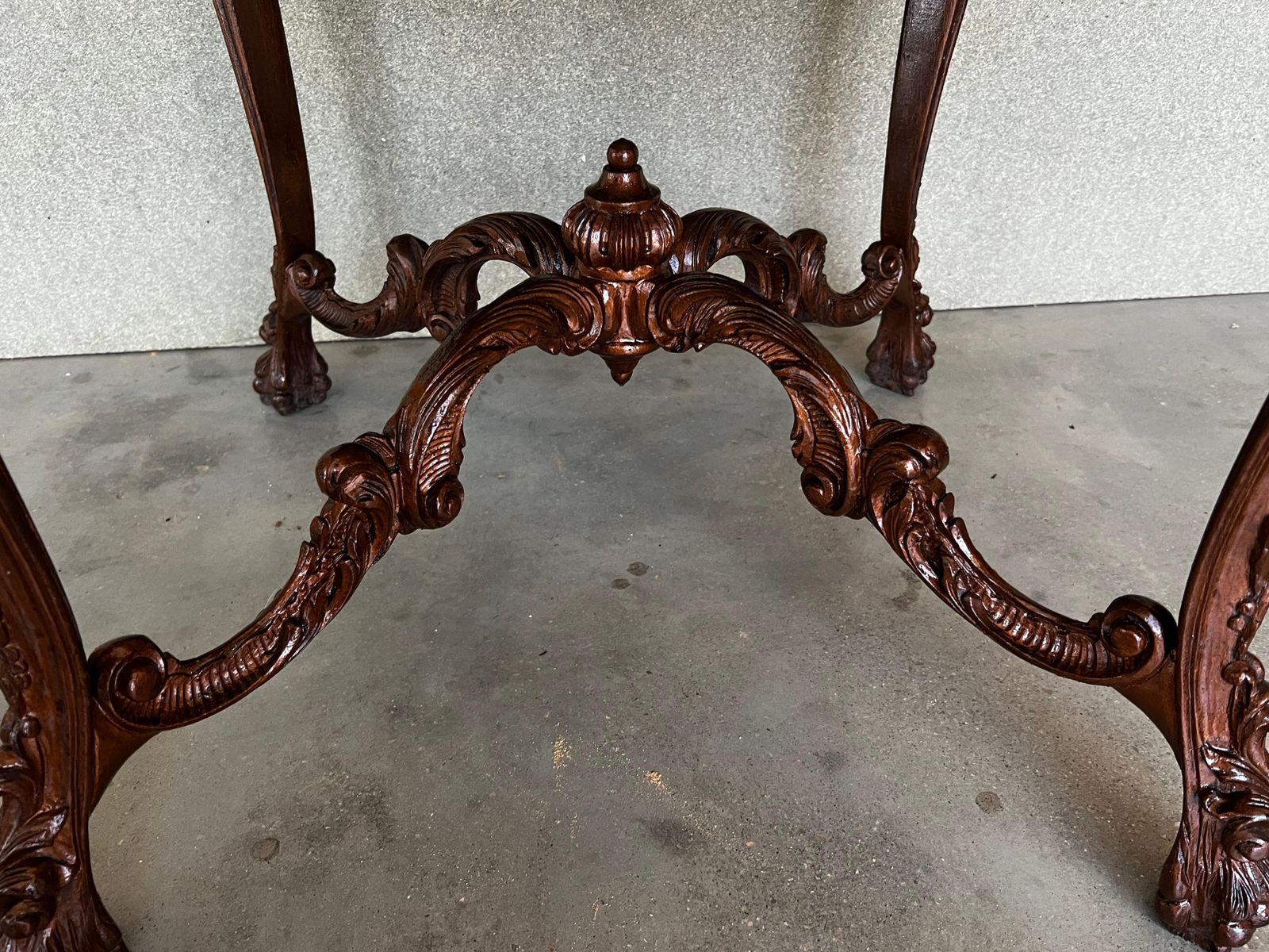photo for sale Table d'appoint espagnole Mariano Garcia du XXe siècle, plateau et pieds richement sculptés