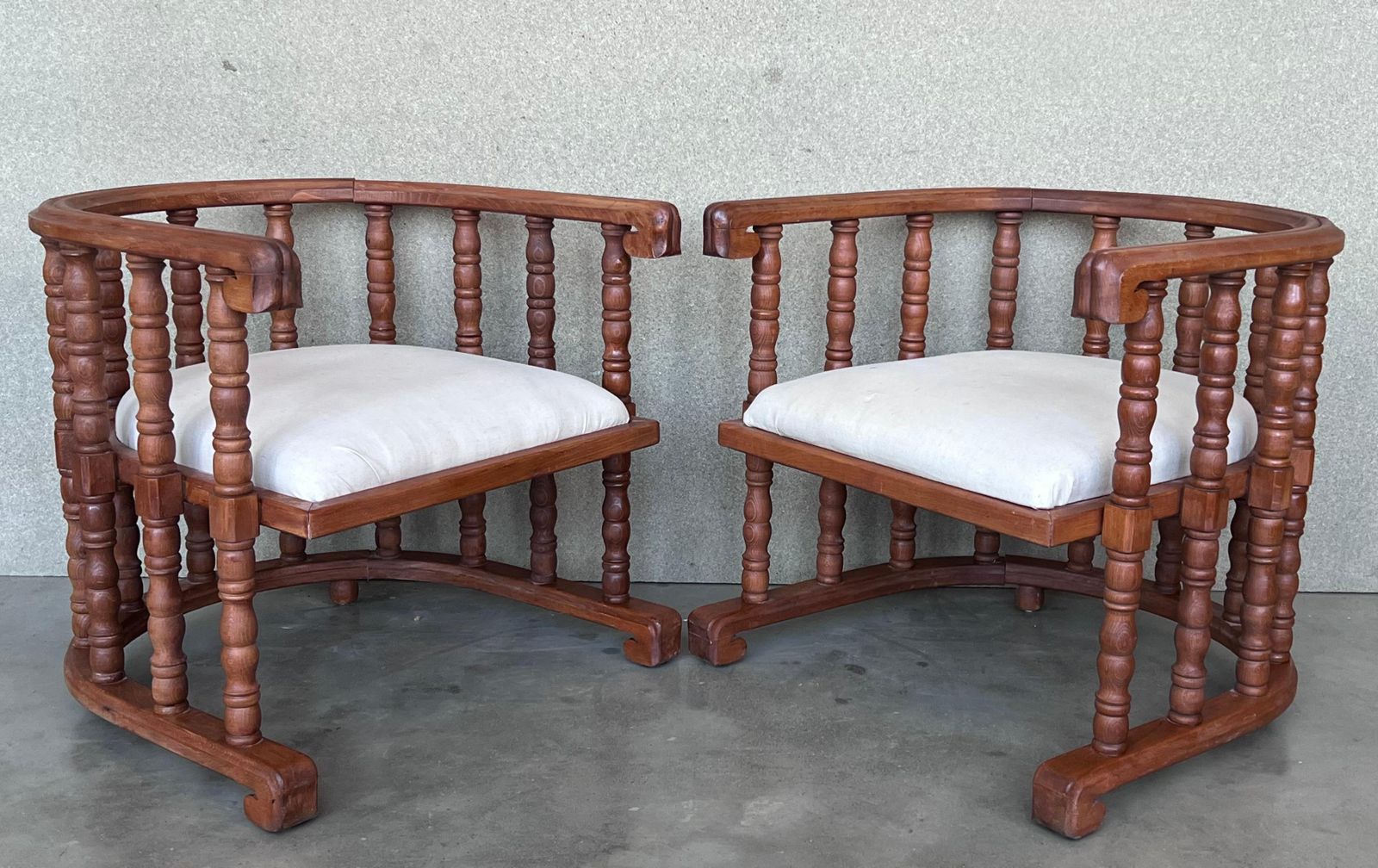 Paire de fauteuils espagnols à dossier en tonneau à lattes, sculptés à la main photo 4689.0