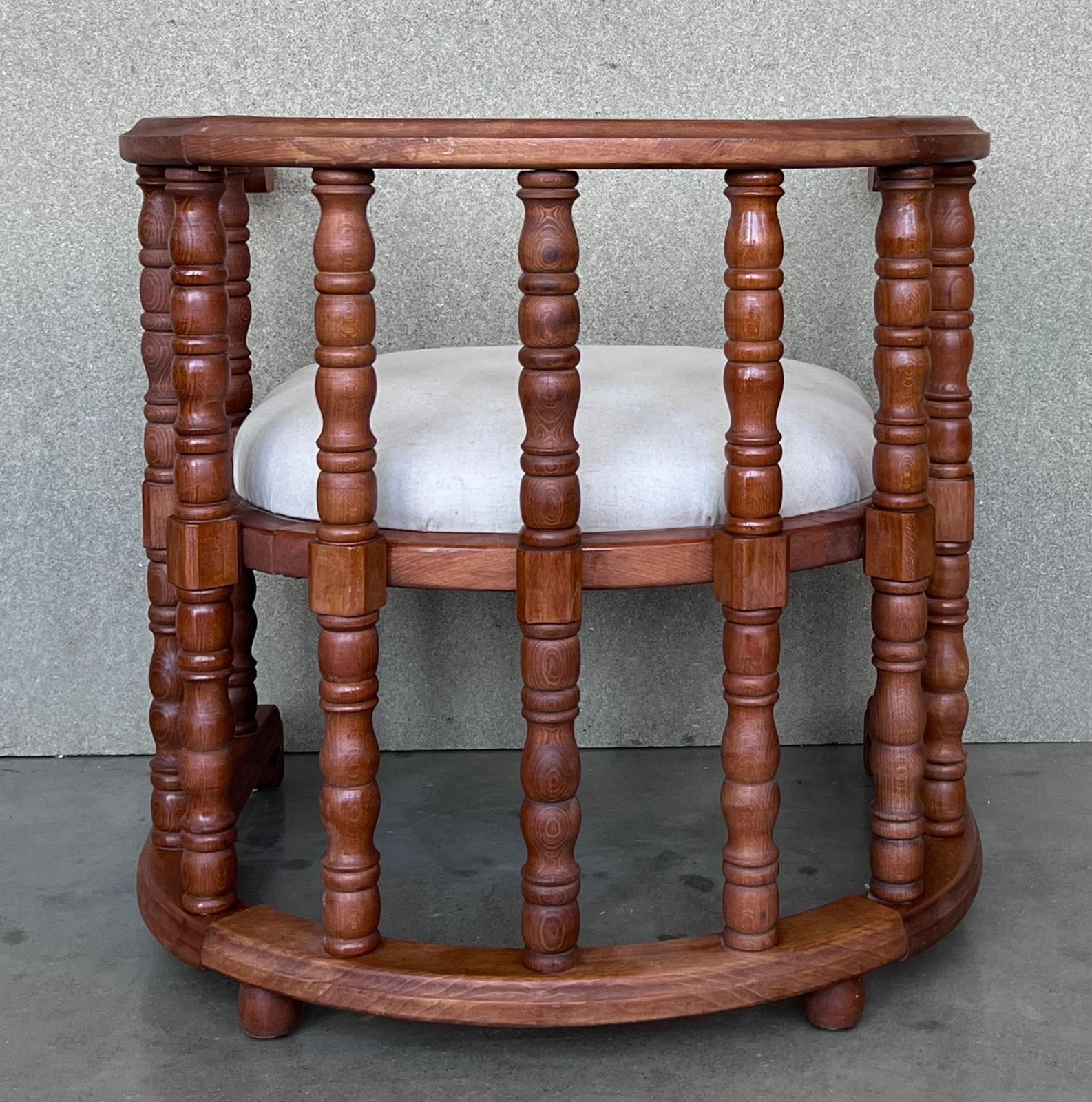 photo furniture Paire de fauteuils espagnols à dossier en tonneau à lattes, sculptés à la main