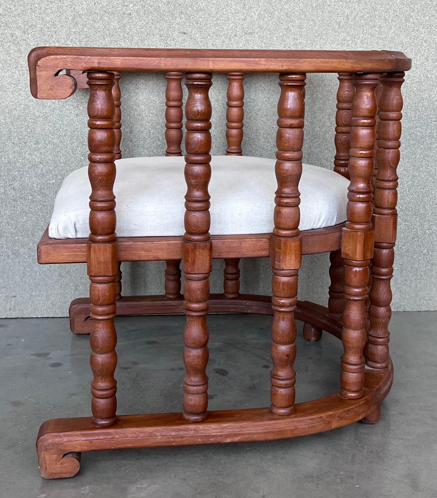 Mobilier Paire de fauteuils espagnols à dossier en tonneau à lattes, sculptés à la main photo