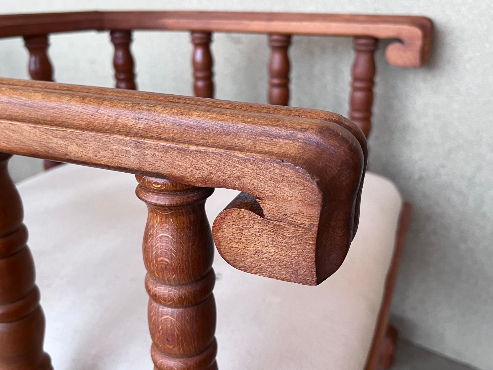 4689.0 Paire de fauteuils espagnols à dossier en tonneau à lattes, sculptés à la main photo