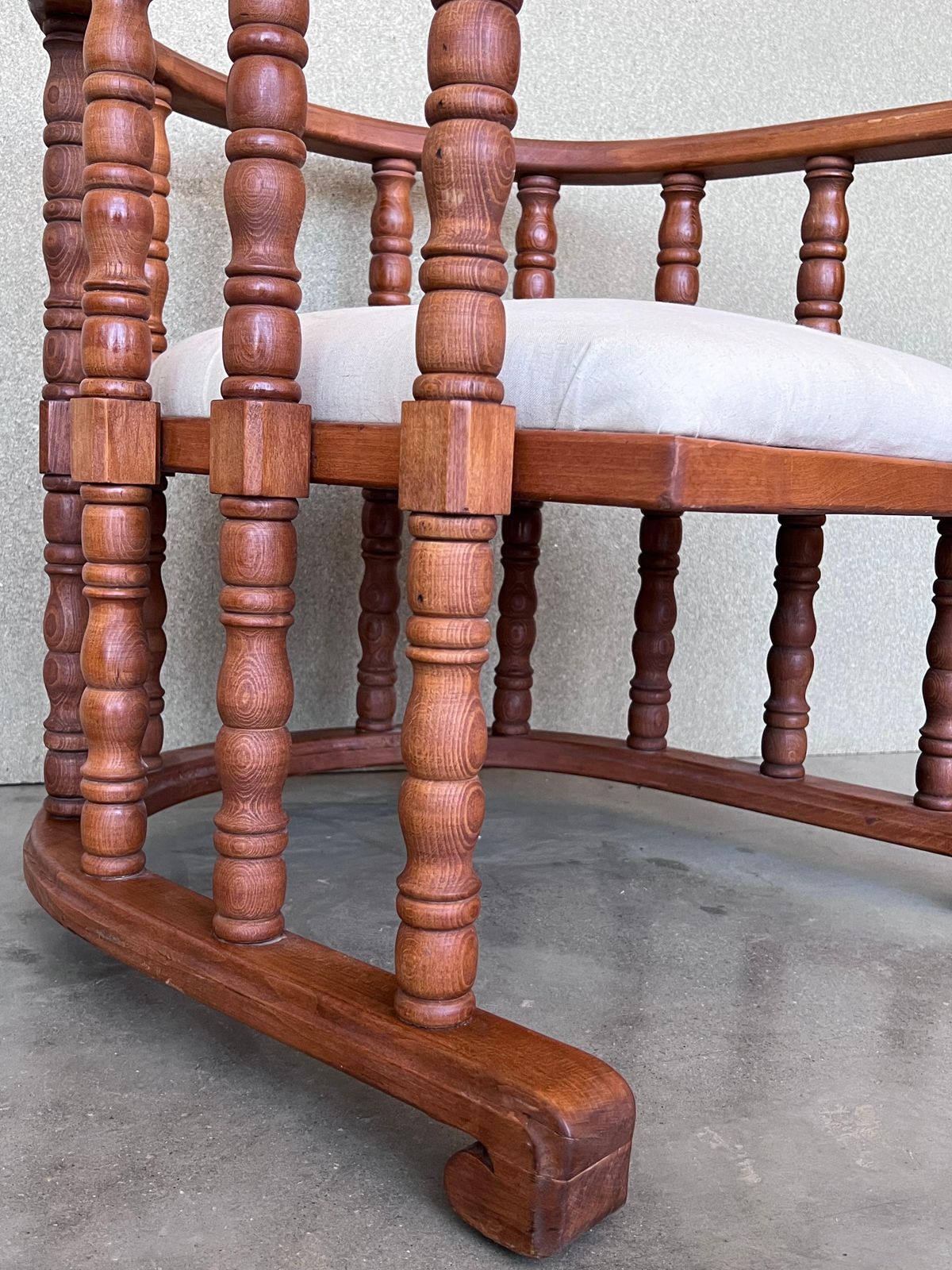 photo buy Paire de fauteuils espagnols à dossier en tonneau à lattes, sculptés à la main