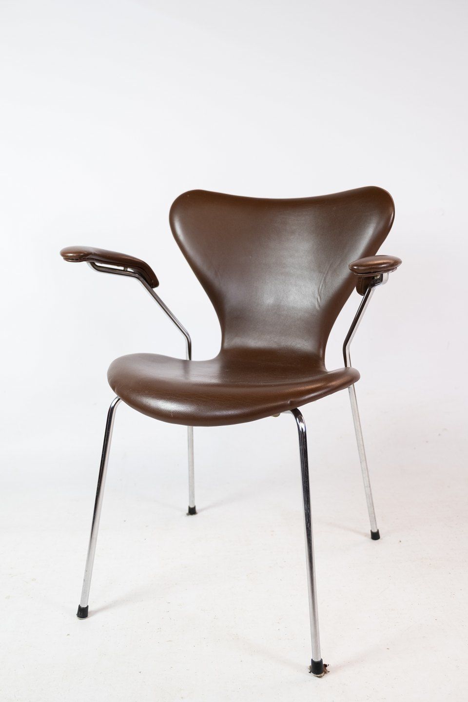 Set Of Two Seven Chairs Model 3207 Dark Brown Leather By Arne Jacobsen From 1955s photo for sale