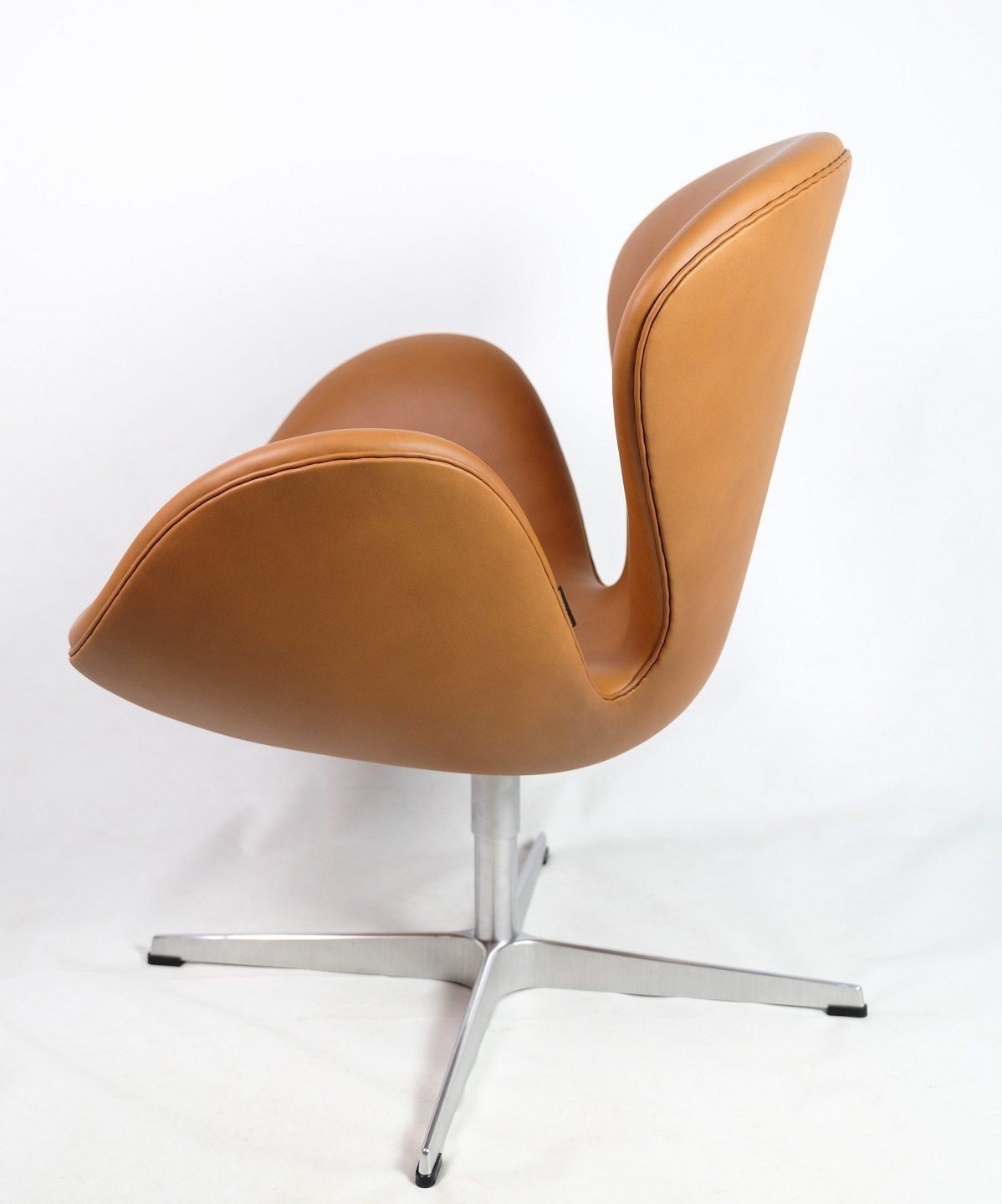 The Swan, Model 3320 By Arne Jacobsen For Fritz Hansen From 1957s photo 4525.0