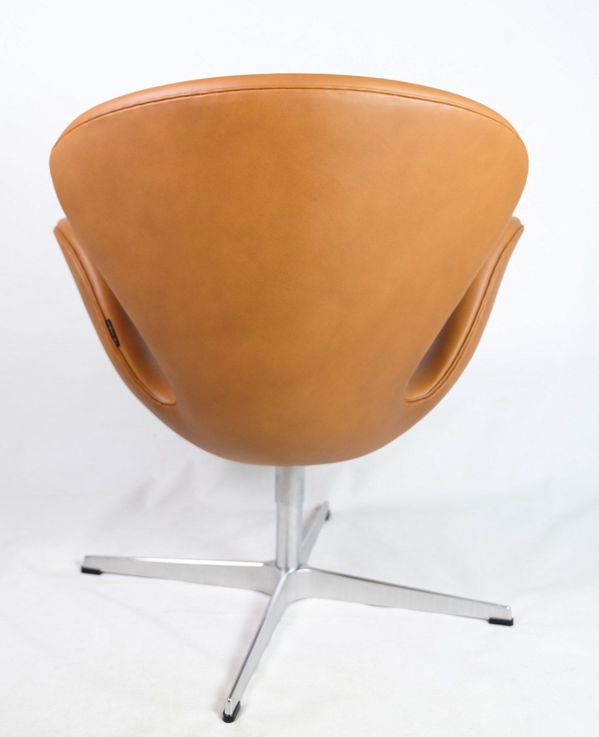 The Swan, Model 3320 By Arne Jacobsen For Fritz Hansen From 1957s photo vinterior