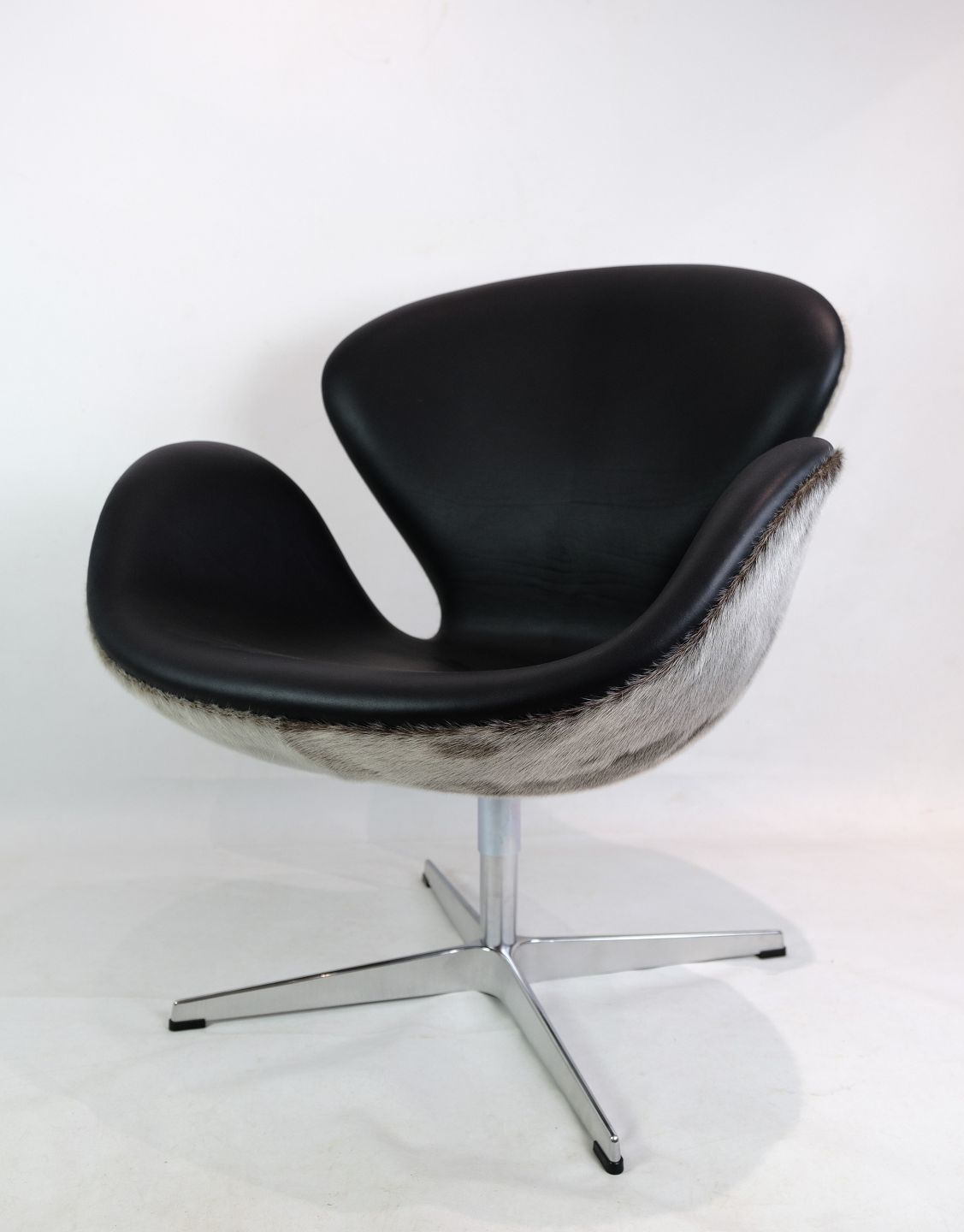 Swan Chair Model 3320 By Arne Jacobsen For Fritz Hansen From 1958s