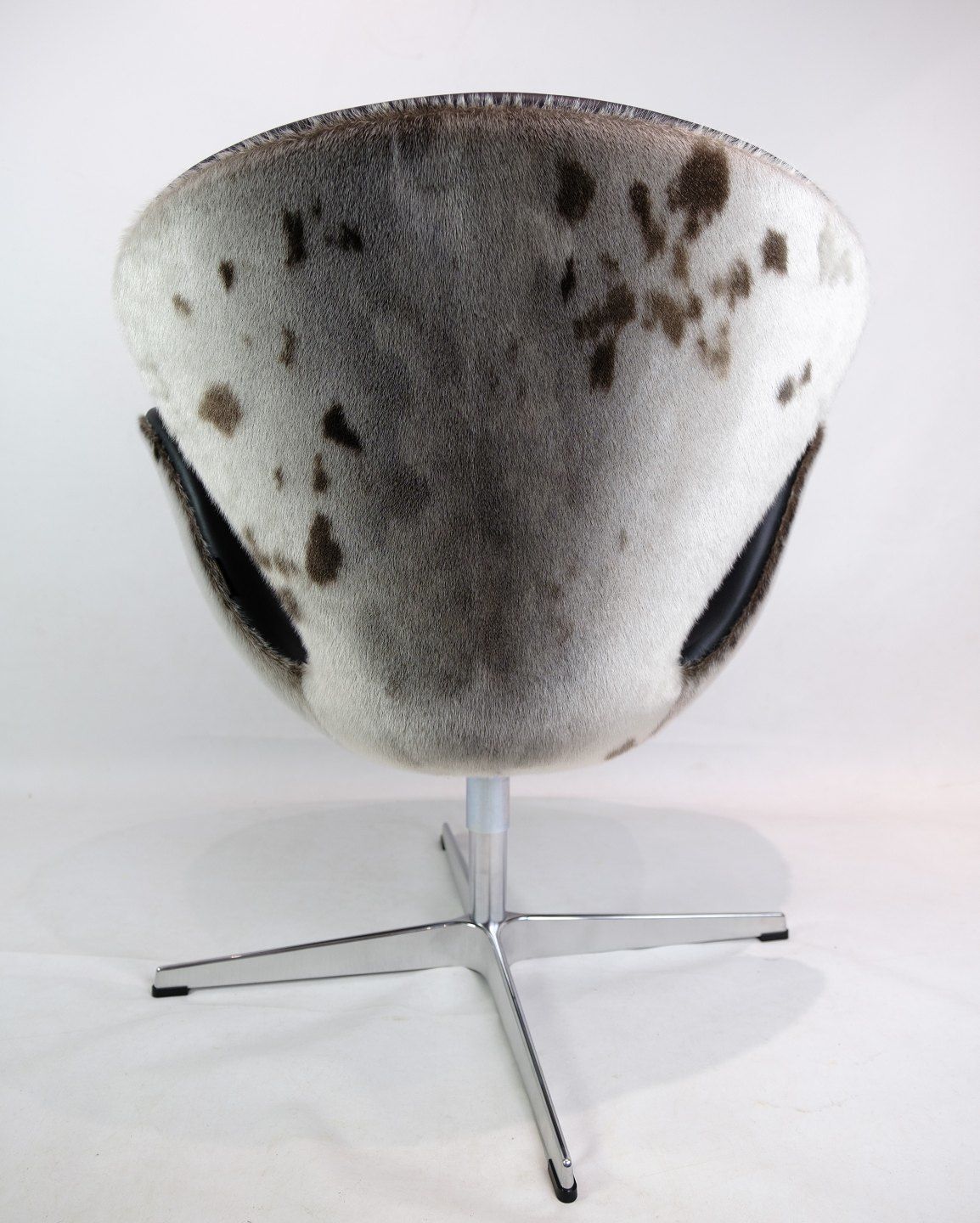 Swan Chair Model 3320 By Arne Jacobsen For Fritz Hansen From 1958s photo vinterior