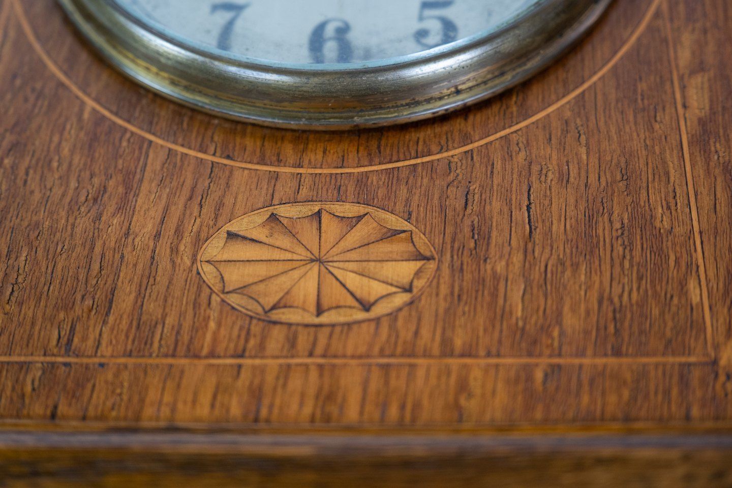 Carmine Clock, Light Mahogany, Marquetry, 1920s. photo vintage