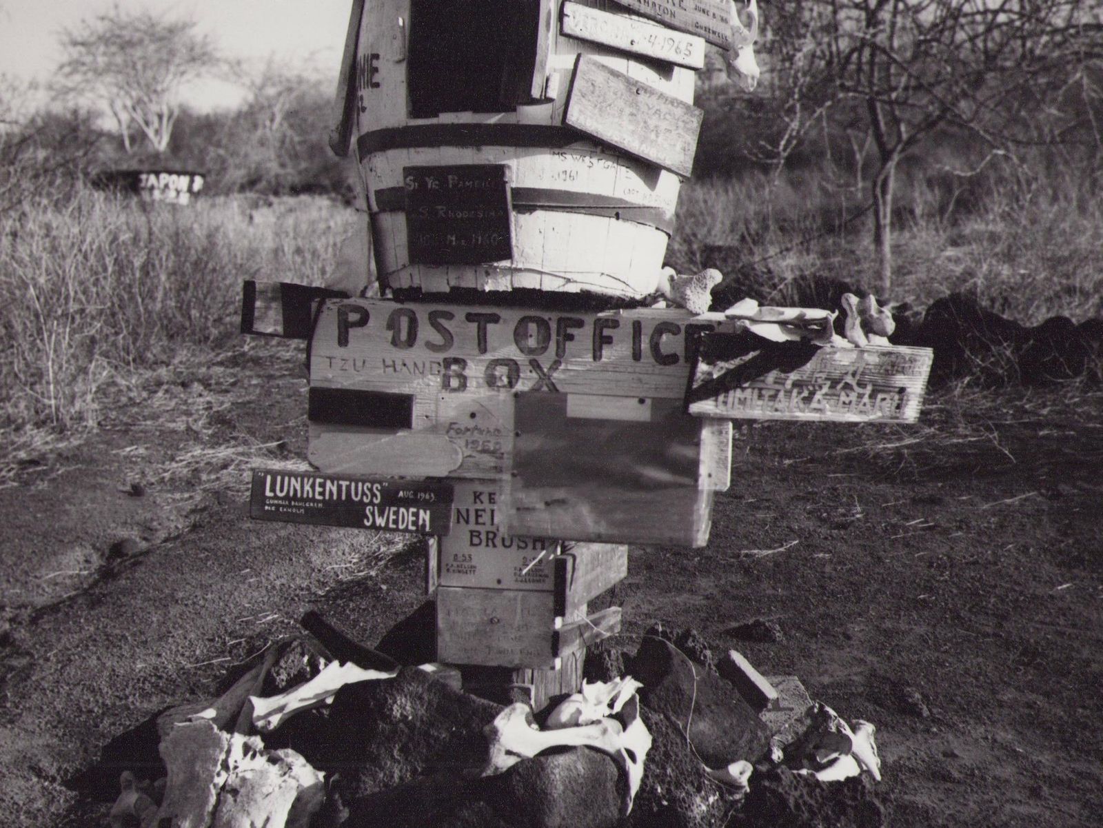 Hanna Seidel Galápagos, Postoffice, Signs, Black And White Photography, 1960s photo furniture