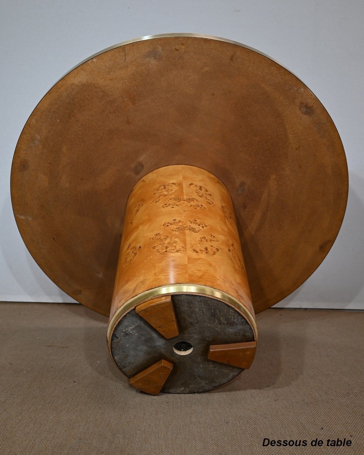photo vinterior Round Table In Thuya Burl And Golden Metal – 1980
