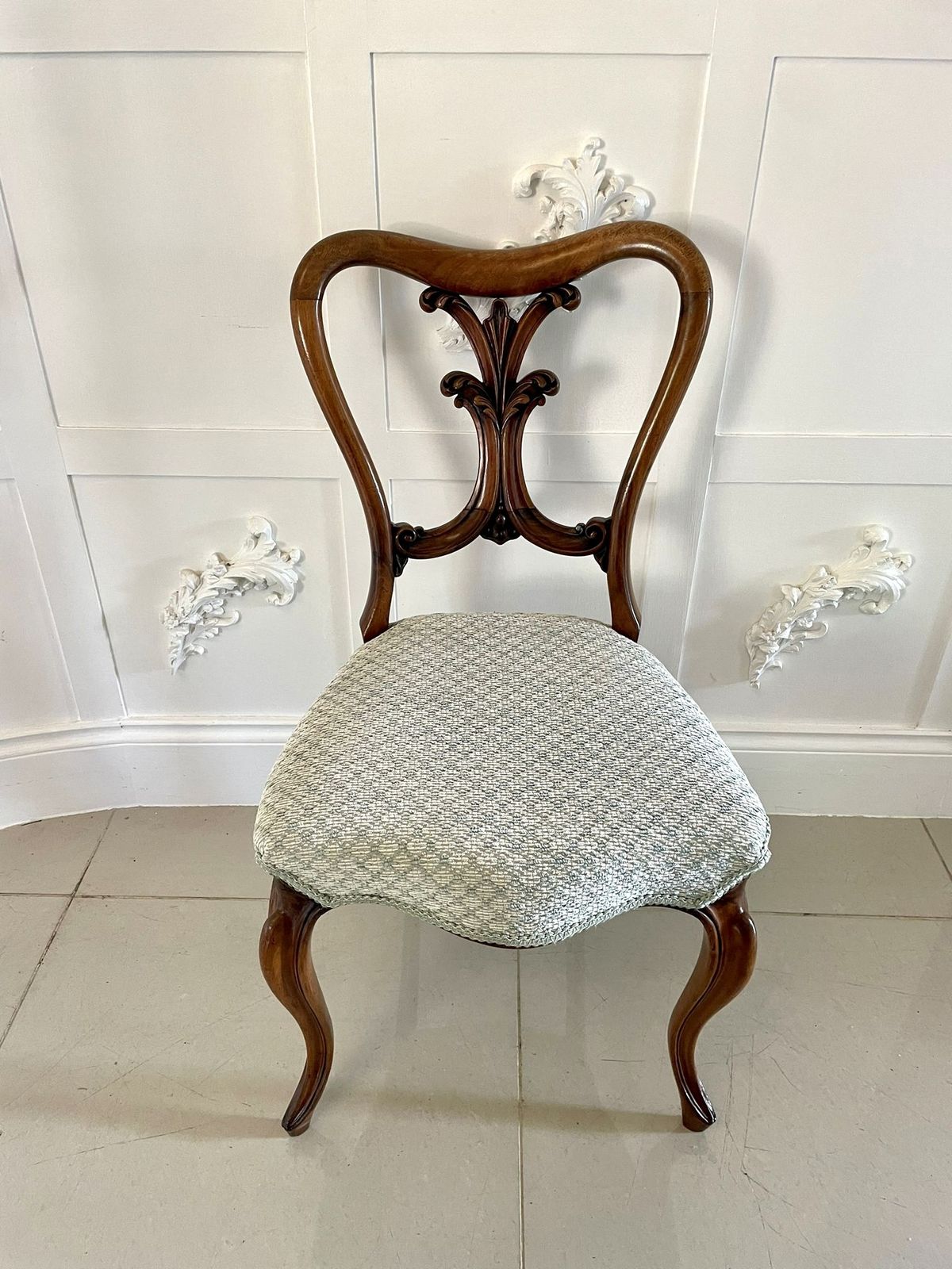 photo furniture Pair Of Antique Quality Carved Walnut Side Chairs