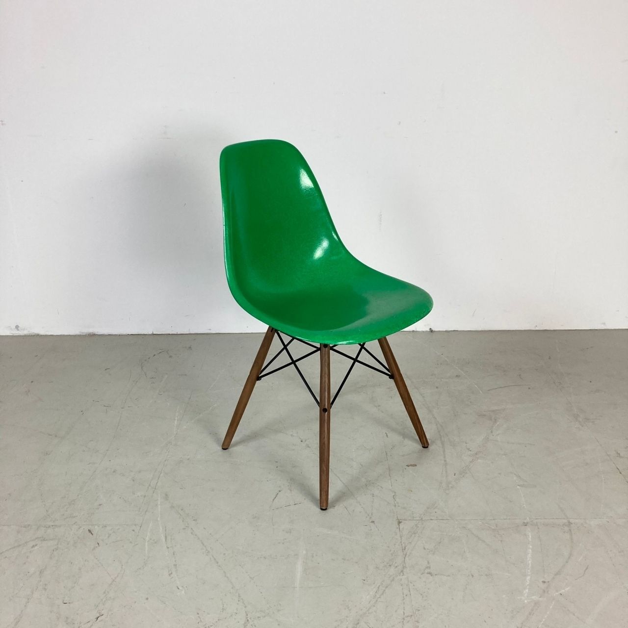 Eames Herman Miller Dsw Side Chair In Kelly Green