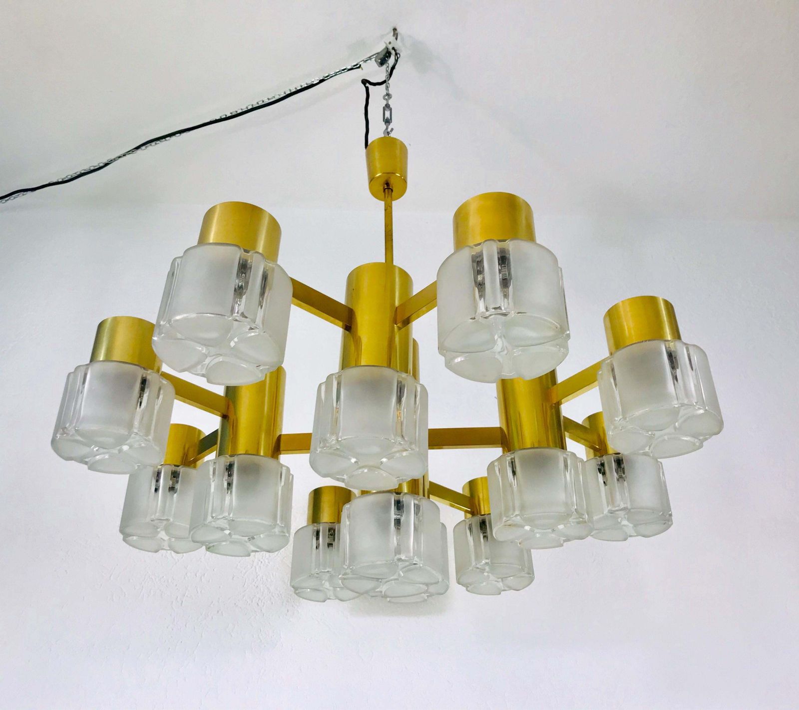 photo vinterior Monumental Swedish Mid Century Modern Brass And Ice Glass Chandelier, 1960s