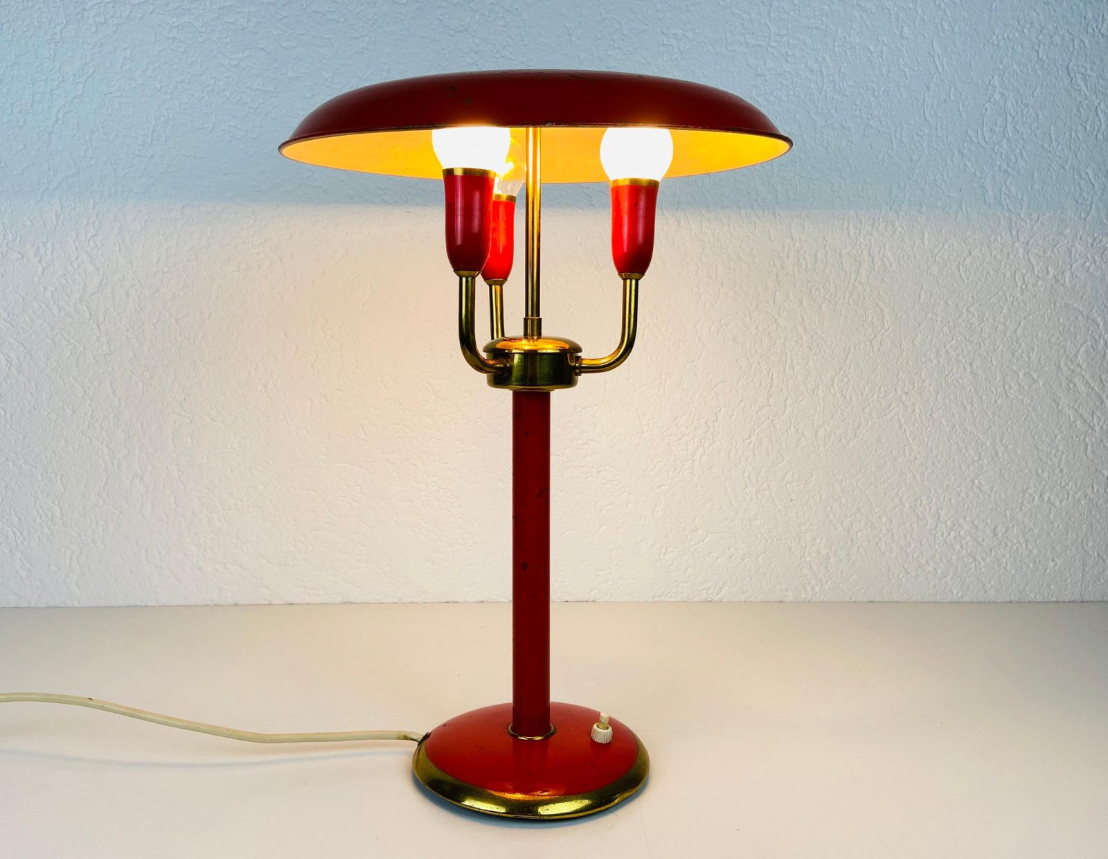 Zeldzame Rode Italiaanse Tafellamp Met 3 Armen In De Stijl Van Stilnovo, Jaren 1960, Italië photo furniture