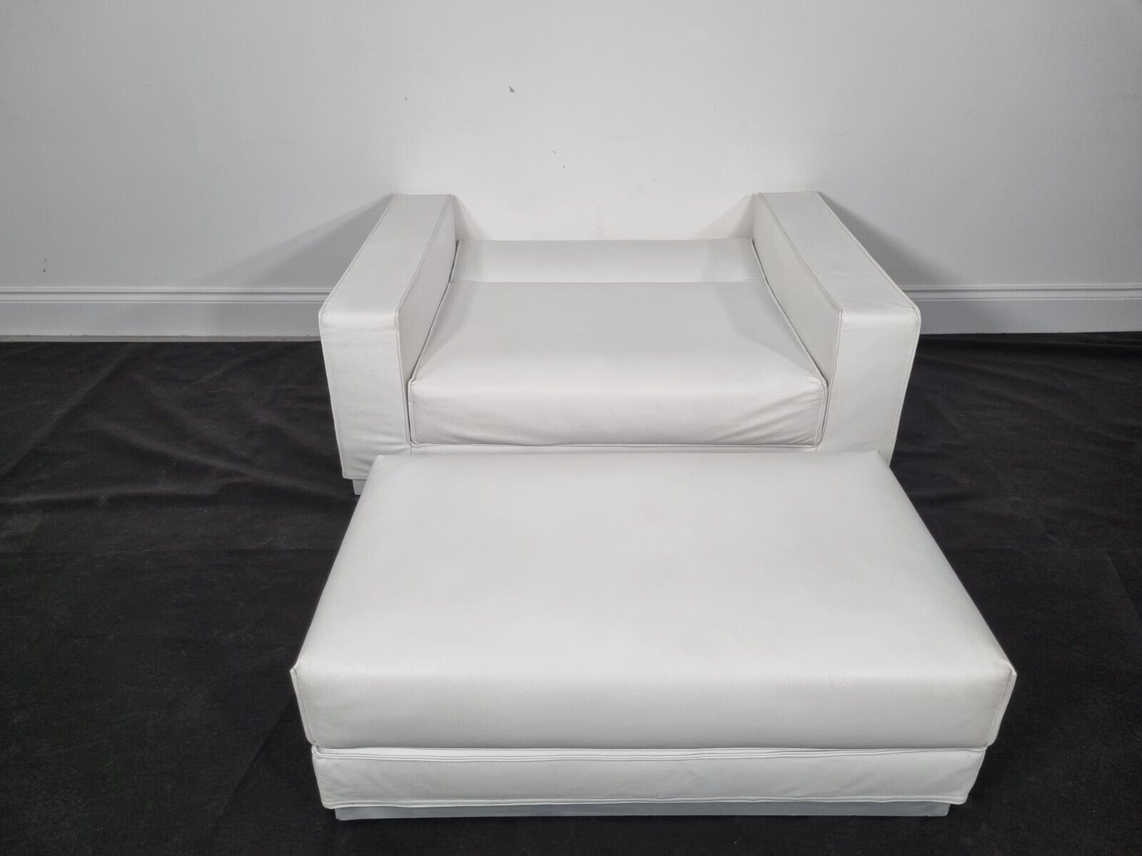 Tacchini Bed Sofa In Bianco Leather, Very Good Condition photo vinterior