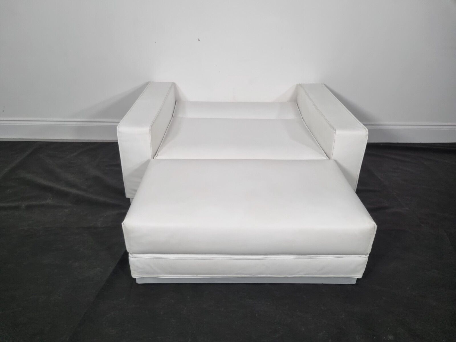 Tacchini Bed Sofa In Bianco Leather, Very Good Condition photo buy