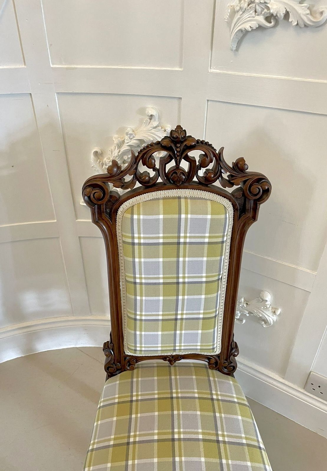 photo furniture Fine Antique 19th Century Carved Walnut Ladies Chair
