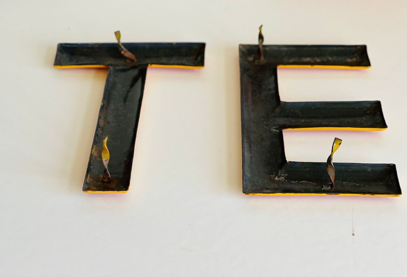 photo buy Industrieel Letterbord Van Tesla, Set Van 5