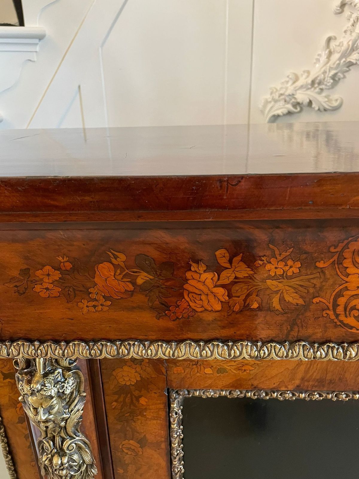 photo vintage Outstanding Quality Large Antique  19th Century Inlaid Floral Marquetry Burr Walnut Ormolu Mounted Credenza