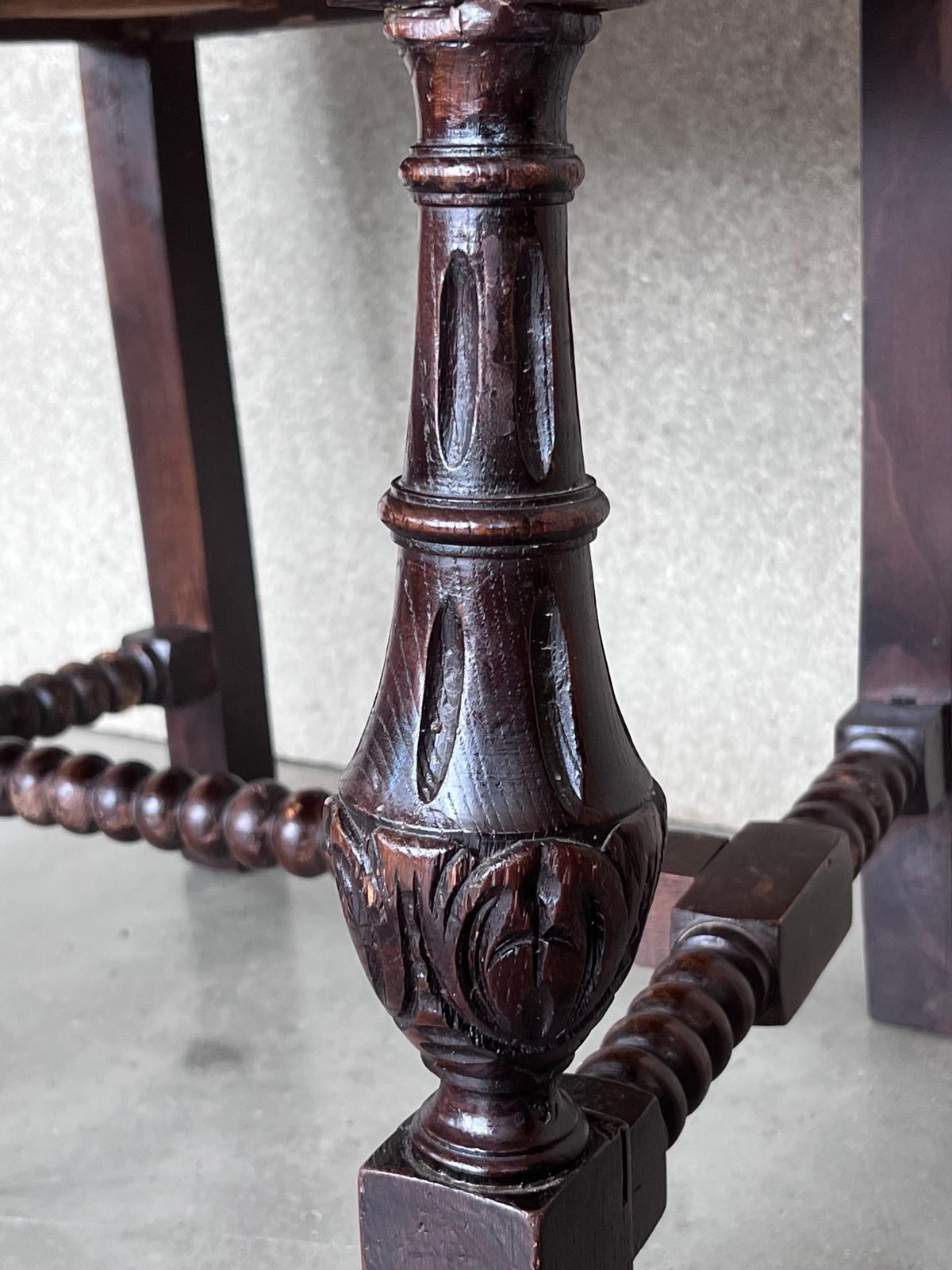 photo vinterior 19th Century Set Of Six French Carved Walnut Turned Wood Chairs With Velvet Seat