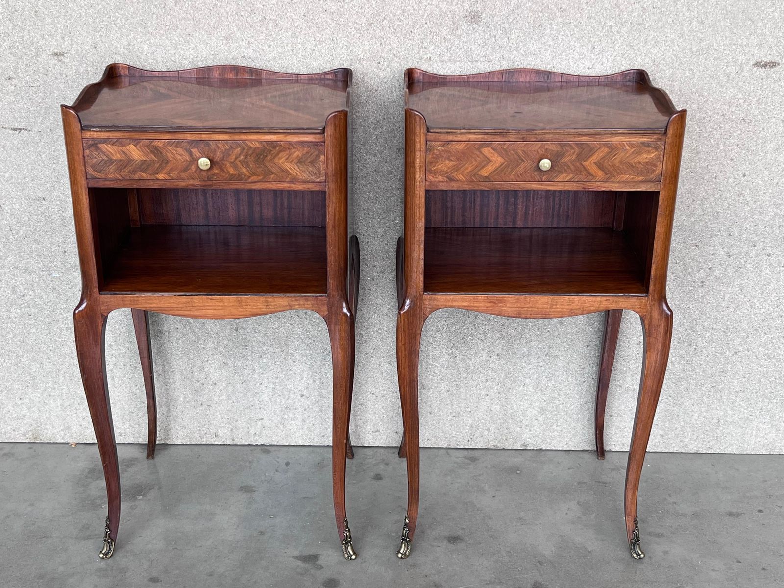 Paire de tables de chevet en noyer avec marqueterie, tiroir et étagère ouverte, XXe siècle photo furniture